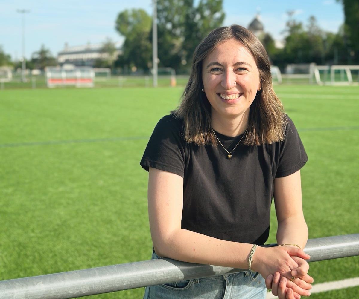 Bild von Andrea Hesse vor einem Sportplatz