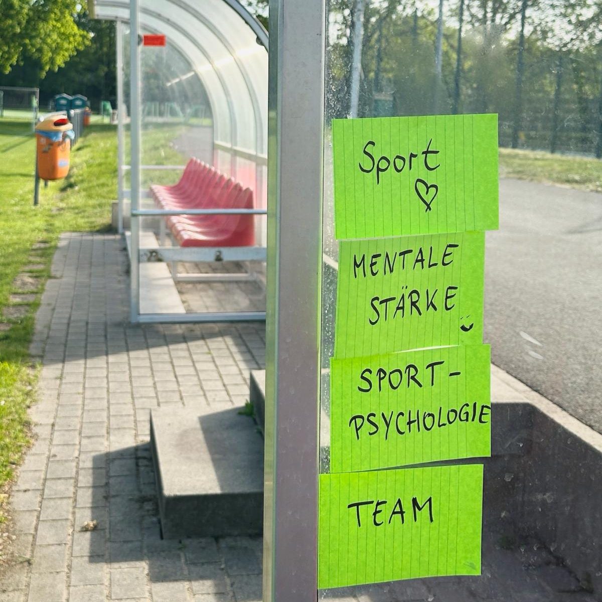 © Nicole Flechs Sportplatz Kabine mit Zetteln auf denen die Schlagworte Sport, Mentale Stärke, Sportpsychologie, Team stehen